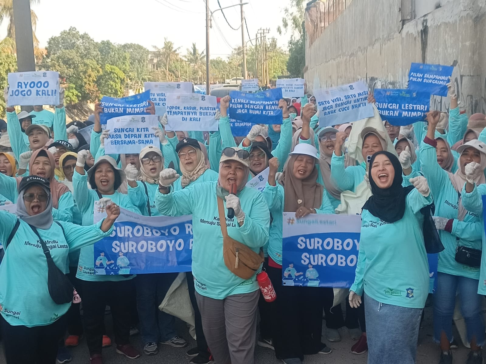 Kegiatan bersih-bersih sungai oleh Yayasan Lohjinawi di Surabaya