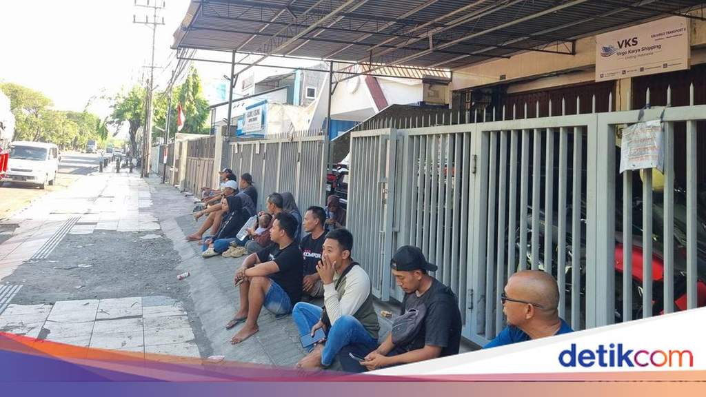 Keluarga korban KM Virgo Transport 8 berkumpul di depan kantor PT Virgo Karya Shipping Surabaya