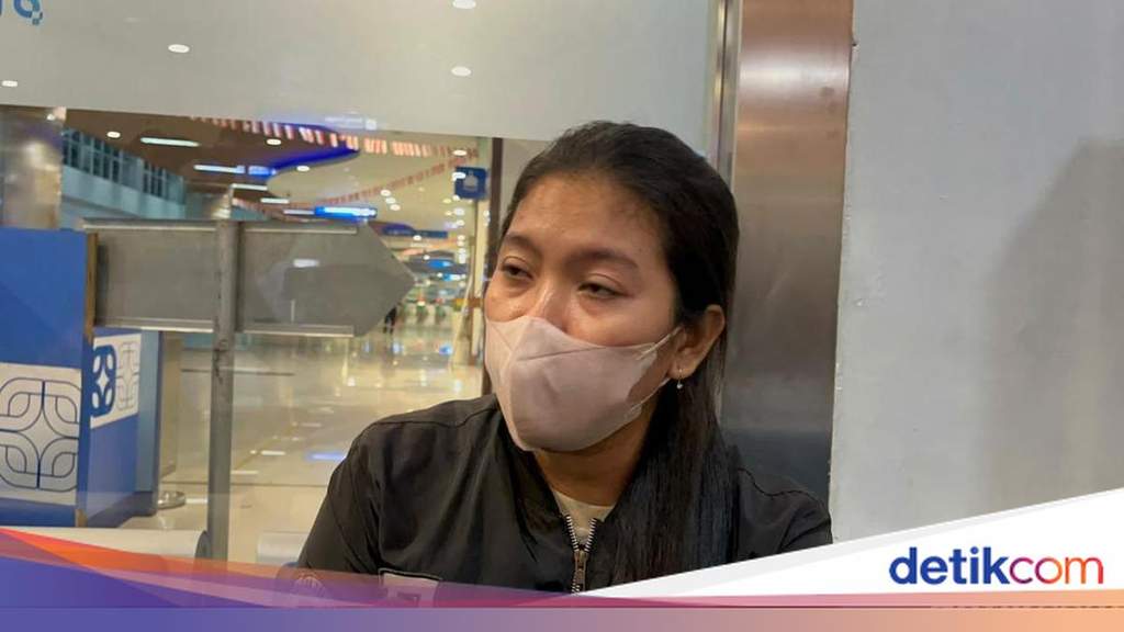 Keluarga korban KMP Mutiara menunggu kabar di Pelabuhan Tanjung Perak Surabaya