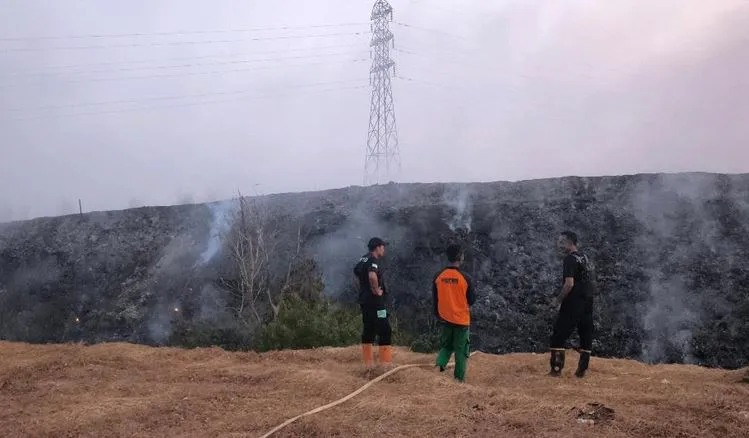 Kepulan asap tebal akibat kebakaran TPA Milangasri di Magetan