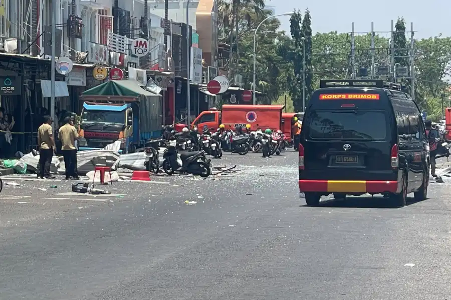 Kerusakan bangunan akibat ledakan tabung LPG di San Antonio Pakuwon City Surabaya