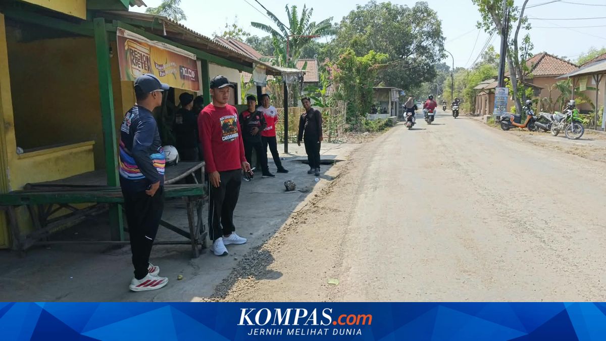 Kondisi jalan di Bangkalan yang baru diperbaiki namun menyisakan debu tebal.