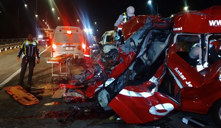 Kondisi ringsek Toyota HiAce usai menabrak truk di Tol Jombang-Mojokerto