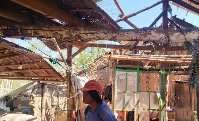 Kondisi rumah warga yang rusak akibat angin kencang di Kedunglo Situbondo
