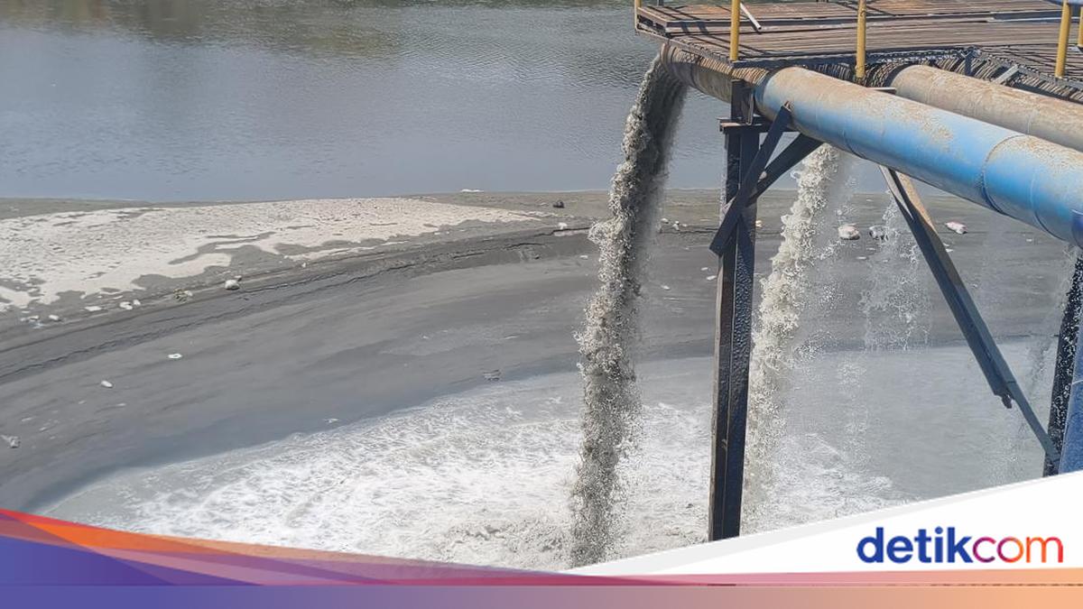 Kondisi Sungai Porong Sidoarjo yang mengalami pendangkalan akibat sedimentasi lumpur