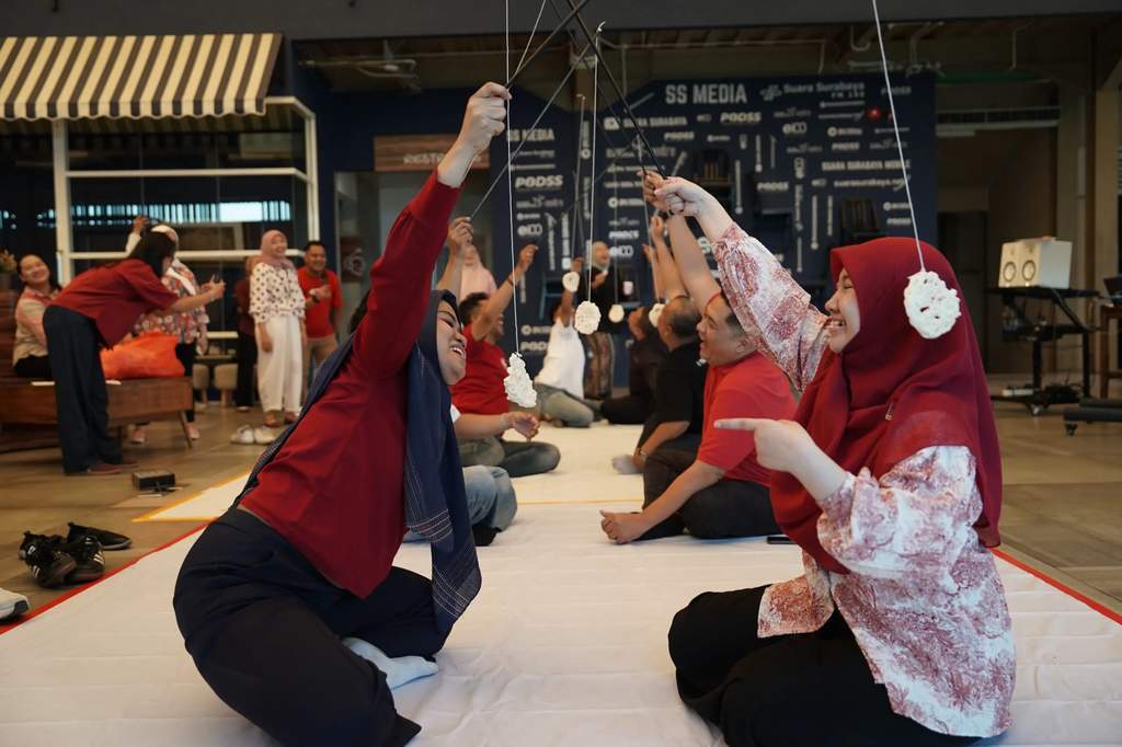 Kru Suara Surabaya antusias mengikuti lomba Agustusan di Ruang Komunal