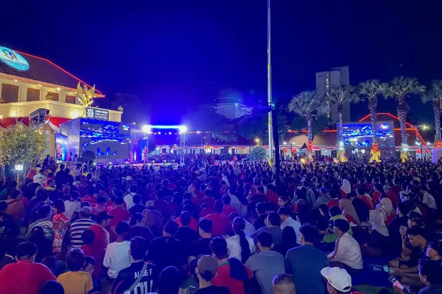 Lautan pendukung Timnas Indonesia padati Grahadi Surabaya untuk nobar final FIFA ASEAN Cup 2026