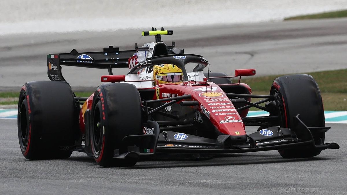Lewis Hamilton pebalap F1 Ferrari di sirkuit Sepang
