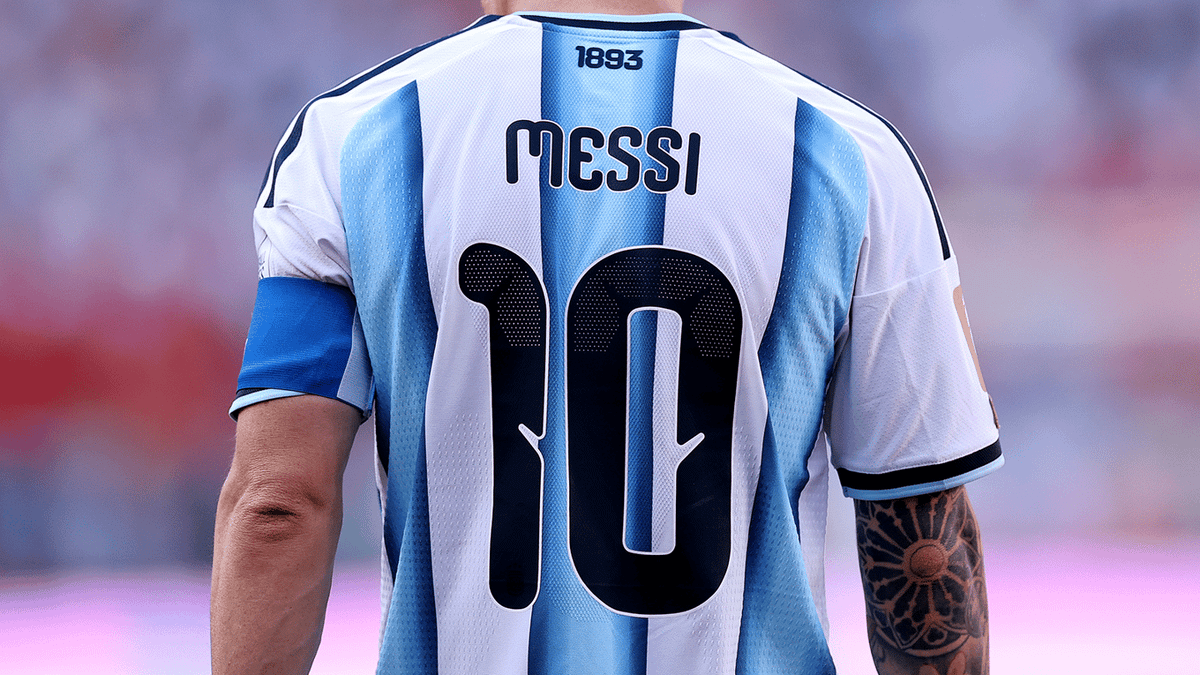 Lionel Messi mengenakan jersey Timnas Argentina