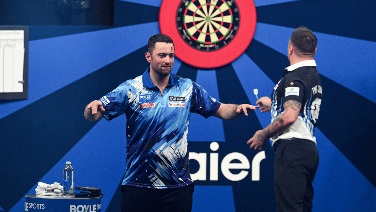 Luke Humphries merayakan kemenangan di World Grand Prix of Darts