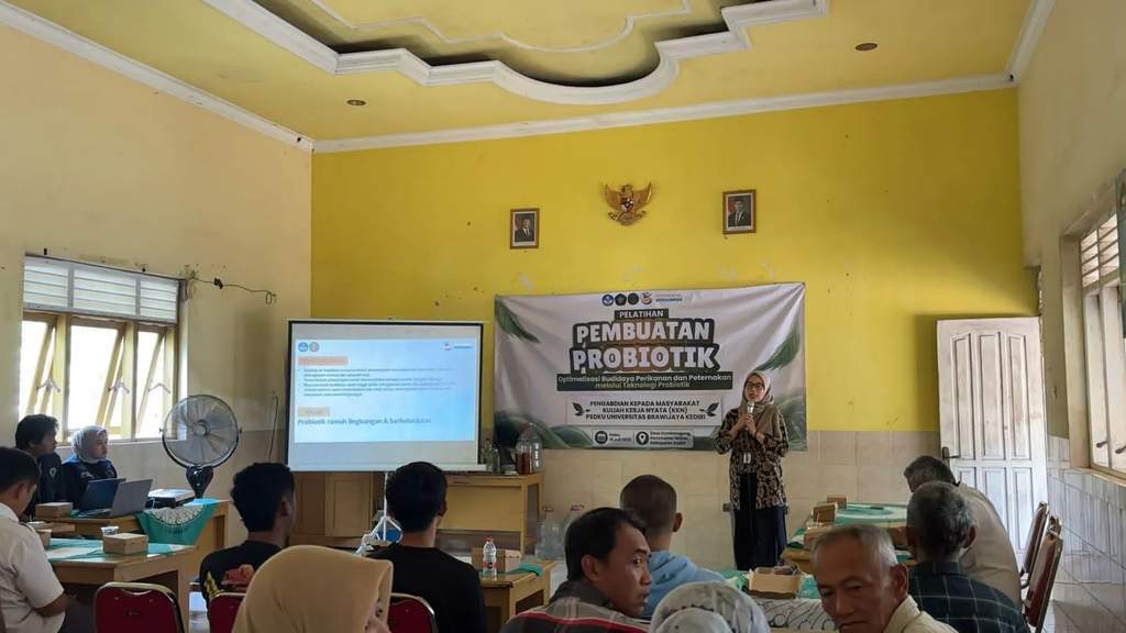 Mahasiswa KKN PSDKU UB Kediri dan warga Desa Sumberagung praktik teknologi probiotik