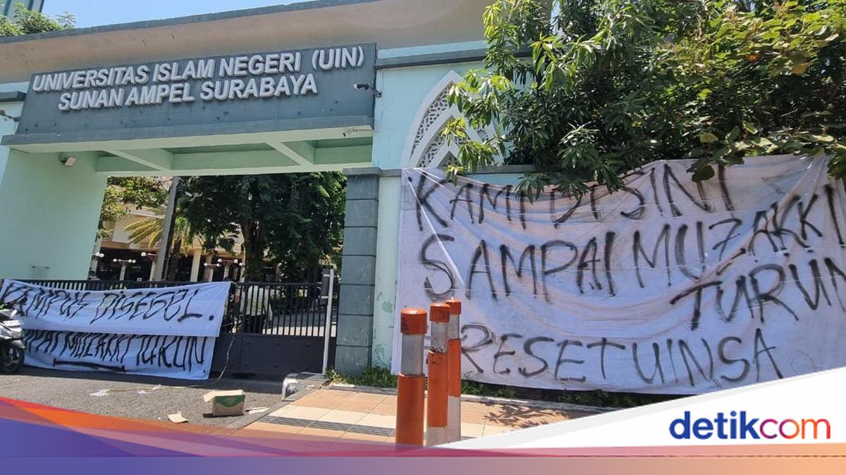 Mahasiswa UINSA Surabaya melakukan aksi penyegelan kampus dan gedung rektorat