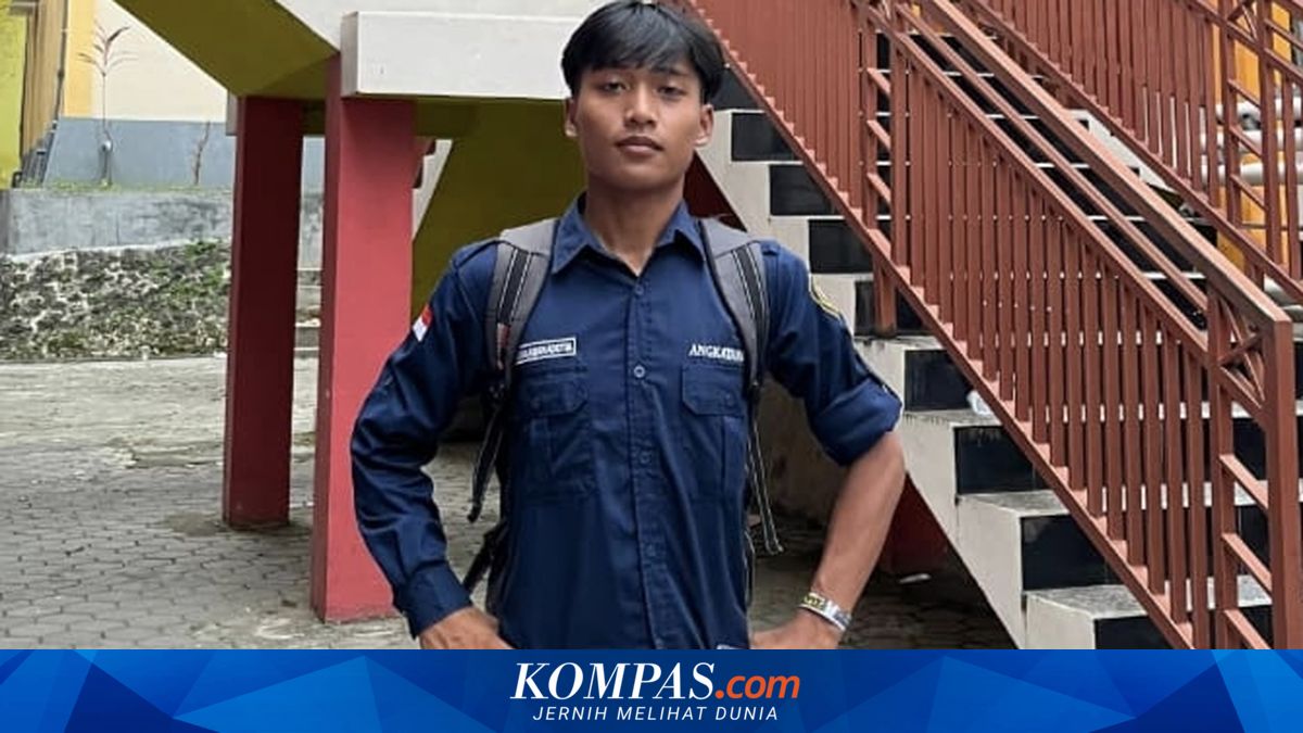 Mahasiswa UTM sedang mengendarai motor untuk ojek demi biaya kuliah