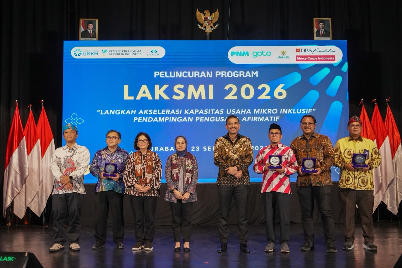 Menteri UMKM Maman Abdurrahman saat memberikan penghargaan dalam peluncuran Program LAKSMI 2026.