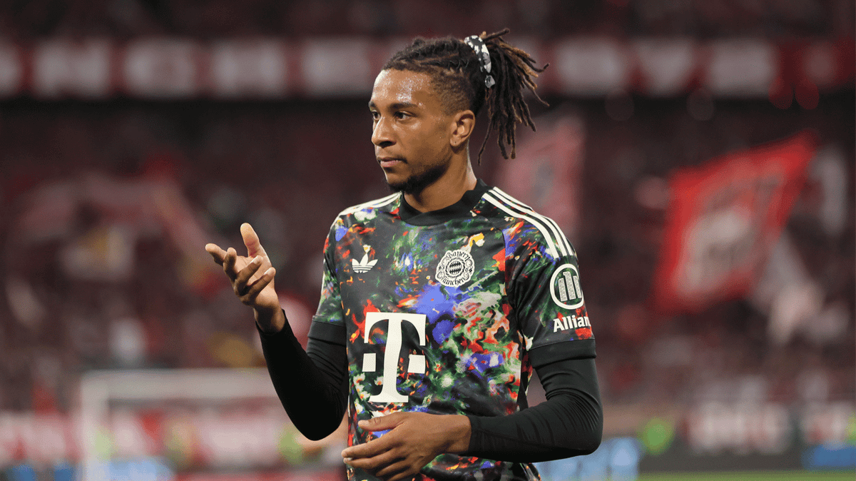 Michael Olise merayakan gol bersama Bayern Munich