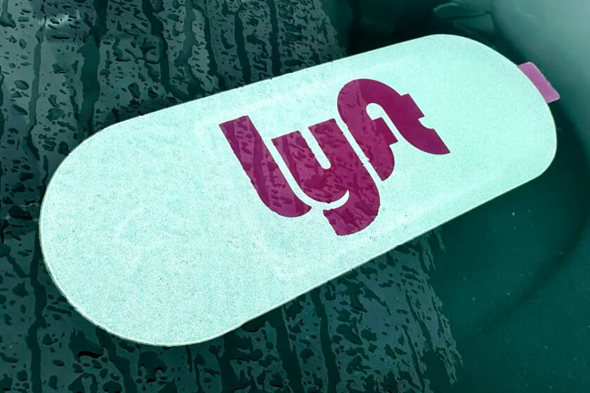 Mobil layanan ride-hailing Lyft di jalan raya California