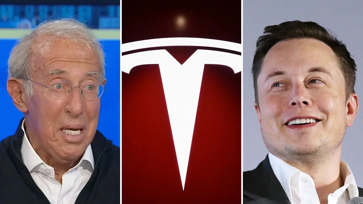 Mobil listrik Tesla dengan teknologi otonom melaju di jalan raya