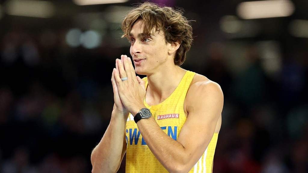 Mondo Duplantis saat bertanding di ajang lompat galah