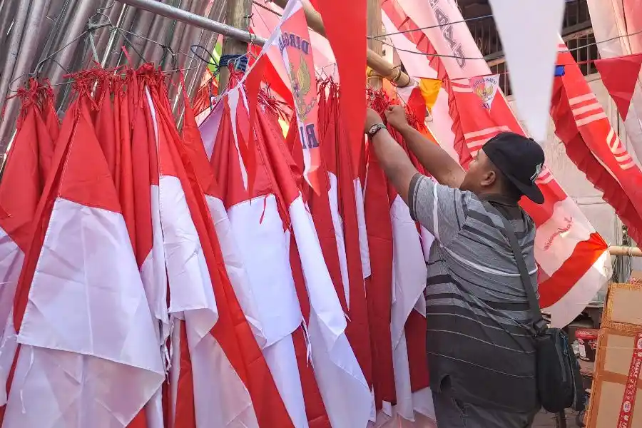 Pedagang bendera merah putih di Malang mengeluhkan penurunan penjualan