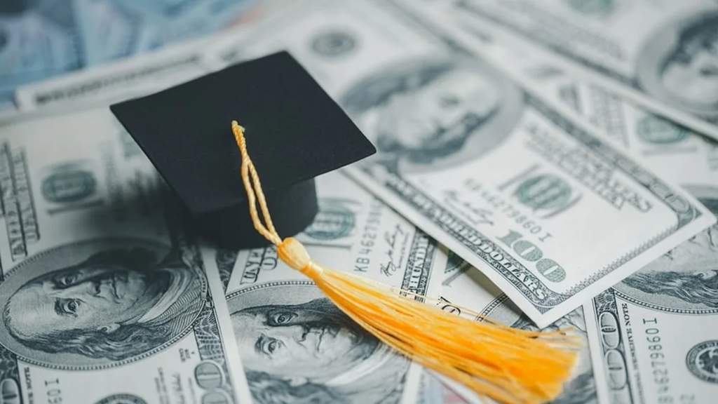 Pekerja profesional tanpa gelar sarjana sedang bekerja keras mengejar karier bergaji tinggi