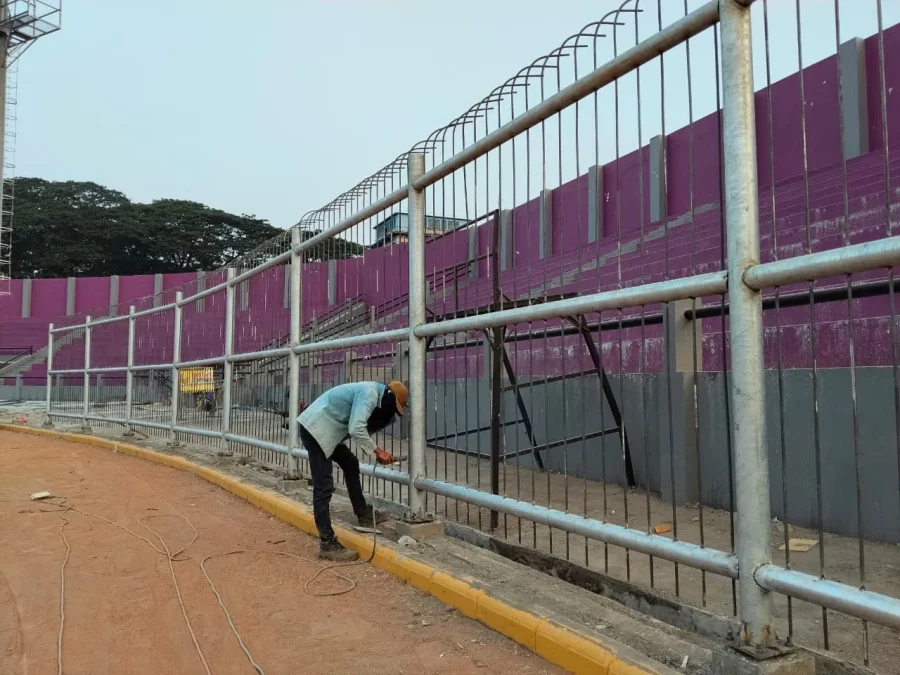 Pekerja sedang memasang pagar baru di Stadion Brawijaya Kediri untuk standar I-League