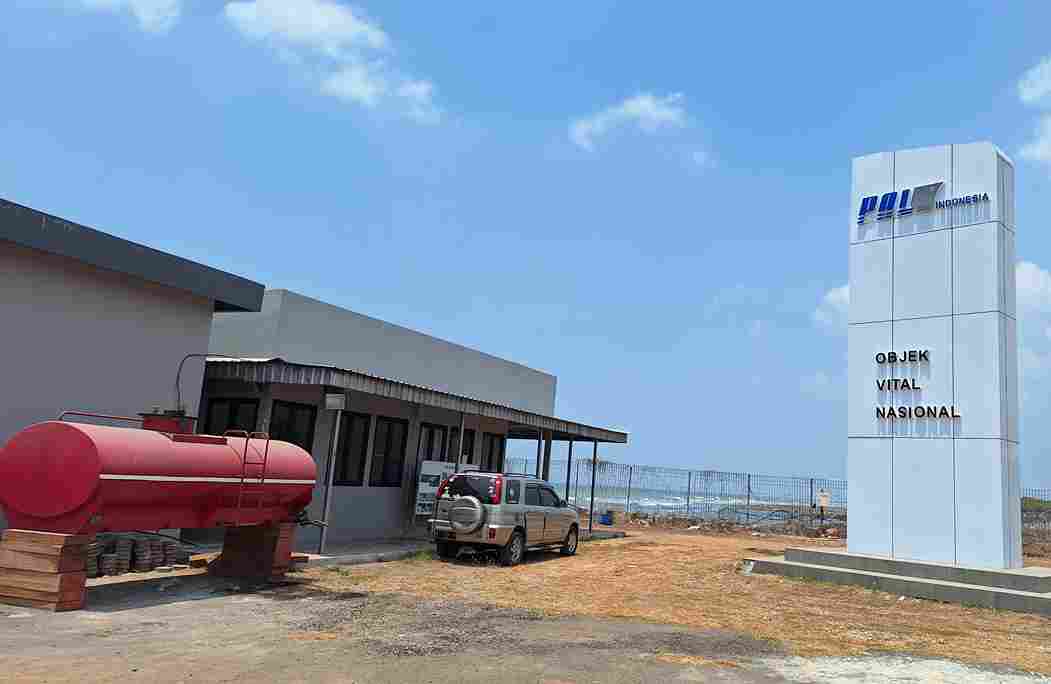 Pekerja sedang meninjau proyek pembangunan galangan kapal PT PAL di Lamongan