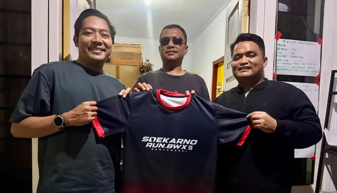 Pelari dan layanan sport massage oleh disabilitas netra di Soekarno Run Banyuwangi
