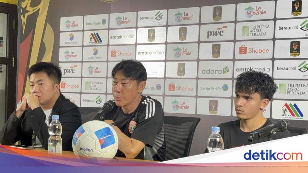 Pelatih Persija Jakarta Shin Tae-yong memberikan instruksi di pinggir lapangan