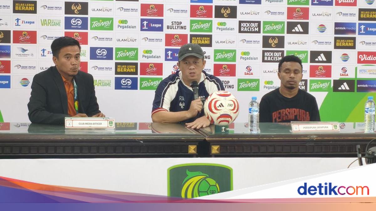 Pelatih Persipura Regi Aditya memberikan keterangan pers usai laga melawan Persis Solo di Sidoarjo