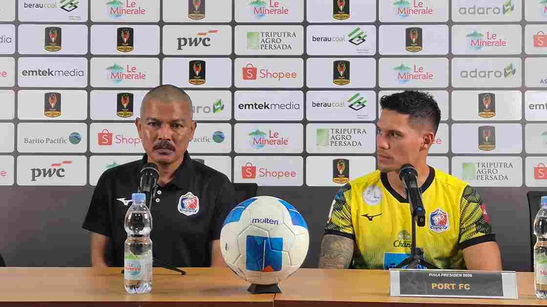 Pelatih Port FC Sarawut Treephan memberikan keterangan pers usai pertandingan