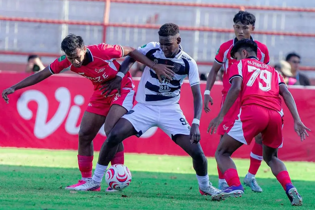 Pemain De Red FC dan Kendal Tornado FC berebut bola dalam laga Championship di Stadion Gelora 10 Nopember