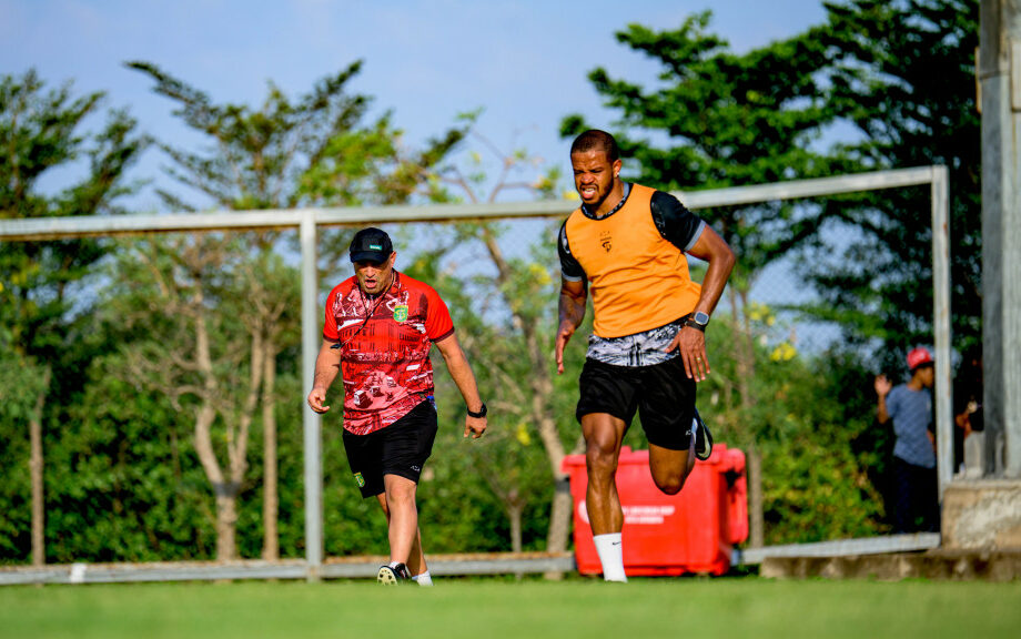 Pemain Persebaya Surabaya menjalani latihan fisik di bawah arahan pelatih Bernardo Tavares