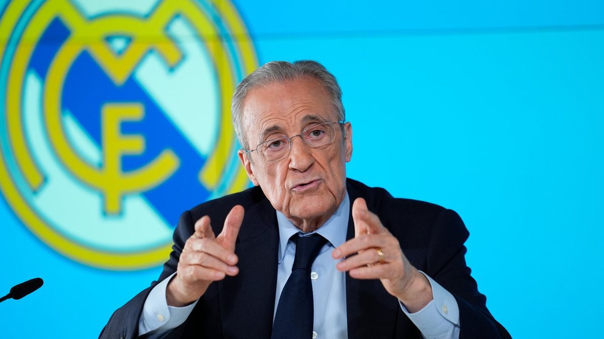 Pemain Real Madrid dan Barcelona dalam laga El Clasico di La Liga
