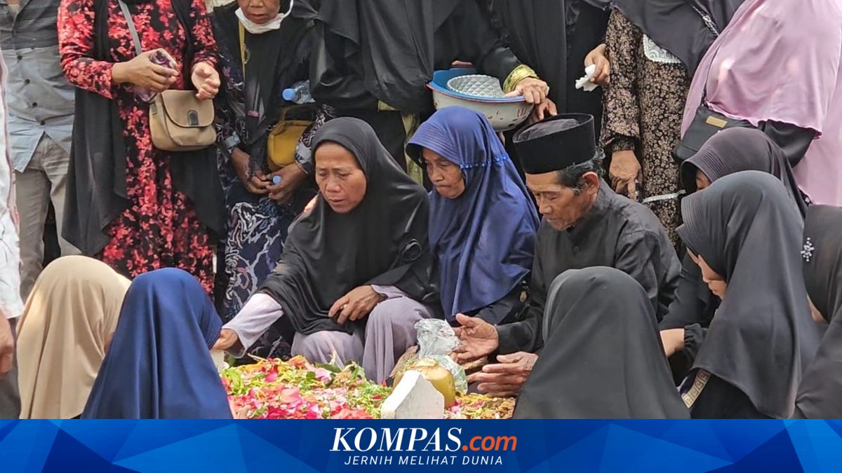Pemakaman jenazah korban KM Virgo Transport 8 di Madiun