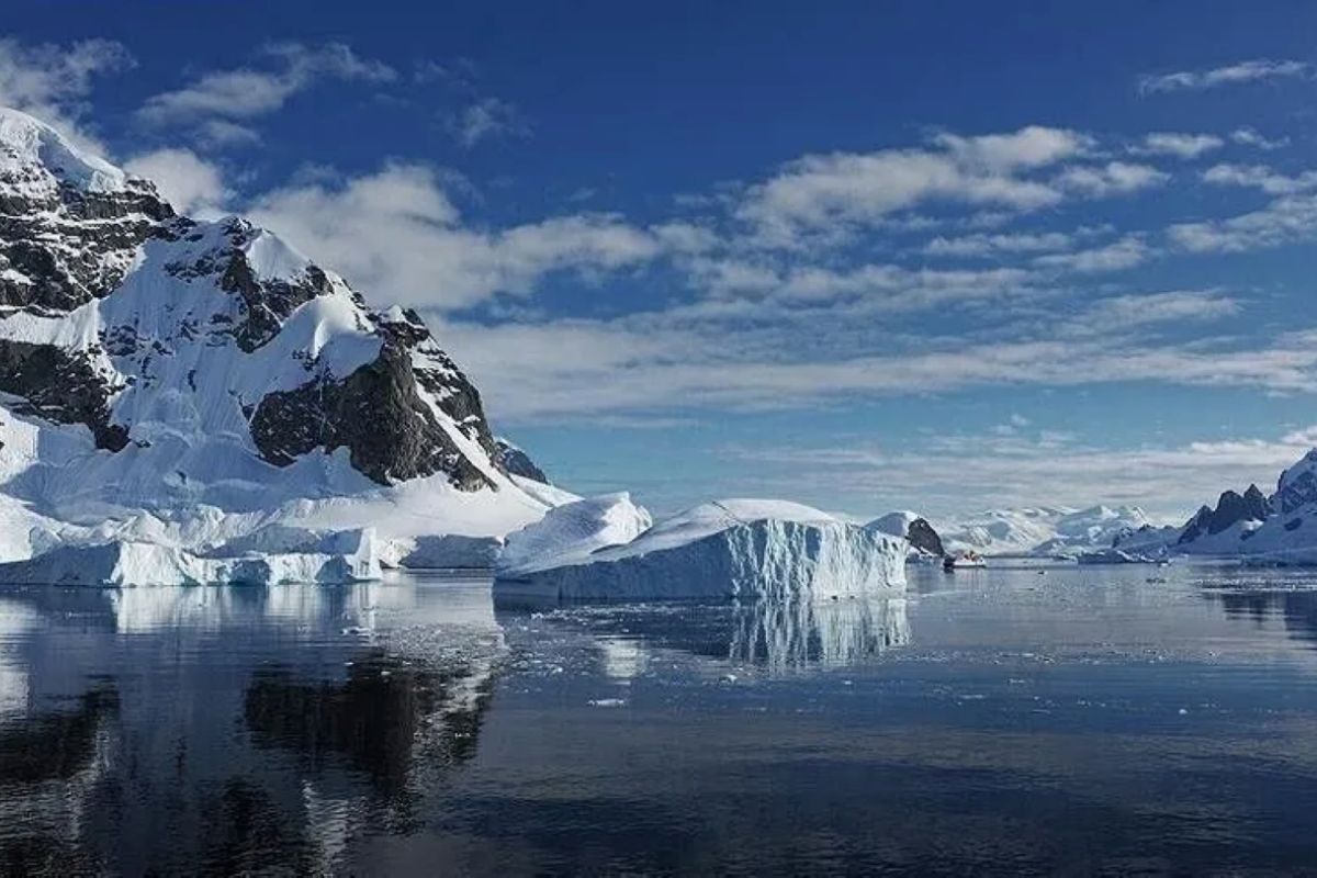 Pemandangan gletser di Arktik Rusia yang mencair akibat pemanasan global