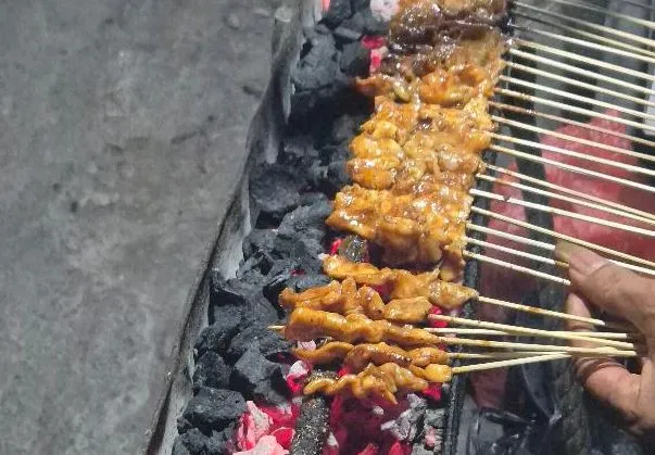Penyajian Sate Ayam Ngagel PDAM dengan bumbu kacang dan kecap karamel