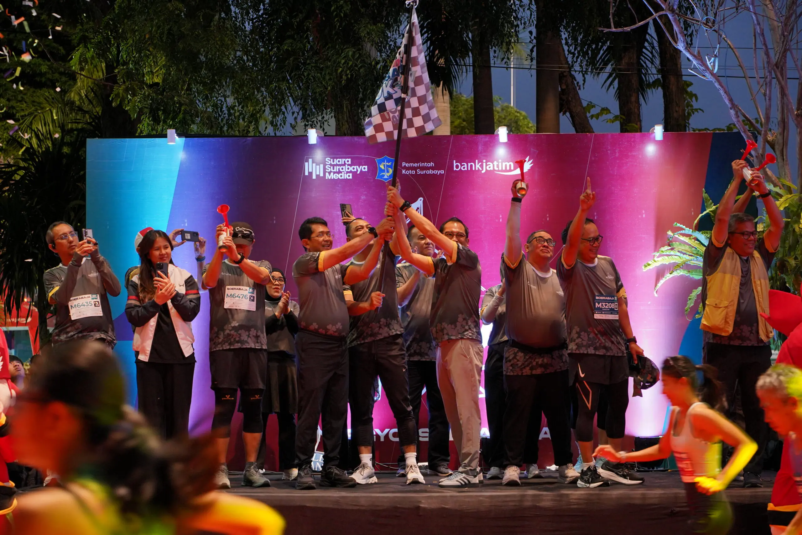 Peserta Bank Jatim JConnect Run Soerabaja 10K memadati kawasan Balai Kota Surabaya