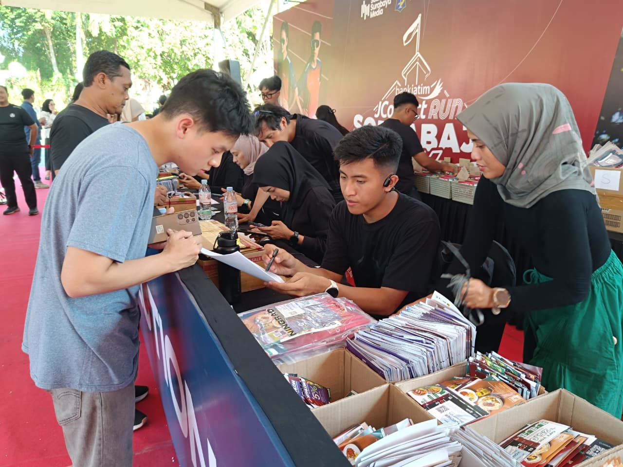 Peserta mengambil racepack Bank Jatim JConnect Run Soerabaja 10K di Balai Kota Surabaya