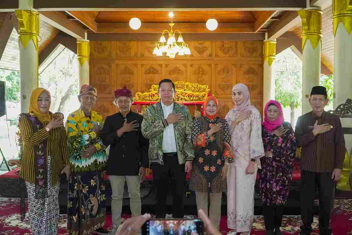 Peserta pelajar menampilkan tabuhan gamelan dalam Festival Gamelan Kahuripan Sidoarjo
