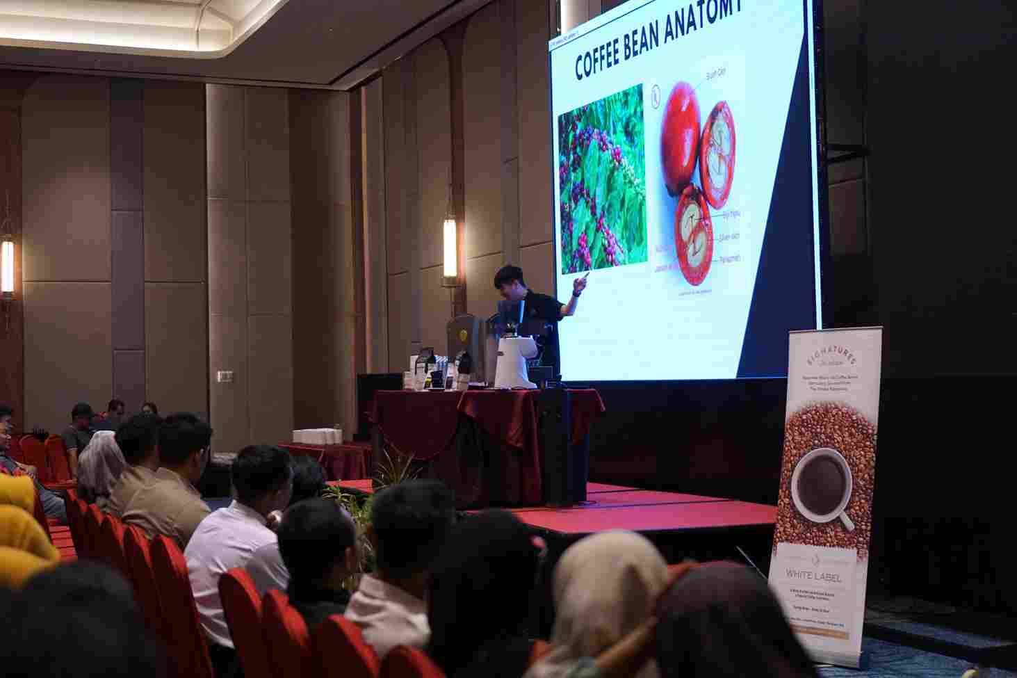 Peserta workshop The Art of Coffee di Aston Madiun sedang belajar teknik latte art