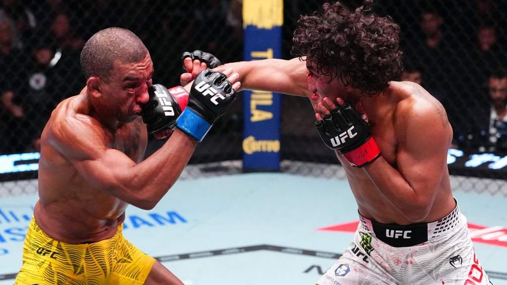 Petarung UFC Raoni Barcelos saat memberikan kabar kesehatan terbaru setelah insiden kolaps di Las Vegas
