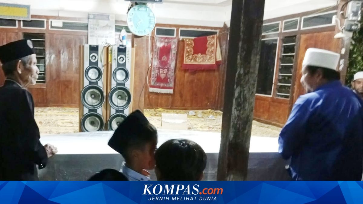 Peti jenazah pekerja migran Indonesia yang dipulangkan dari Malaysia tiba di bandara.