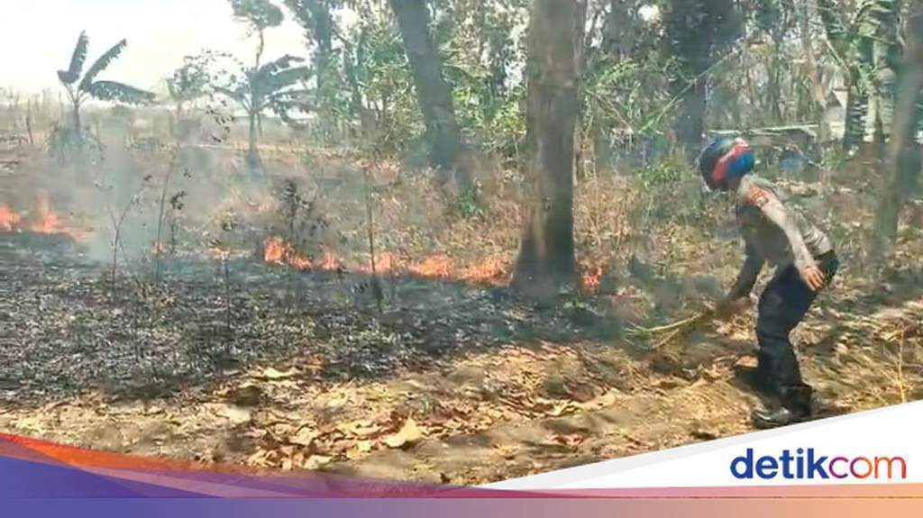 Petugas kepolisian bersama warga dan pengelola hutan melakukan koordinasi pencegahan karhutla
