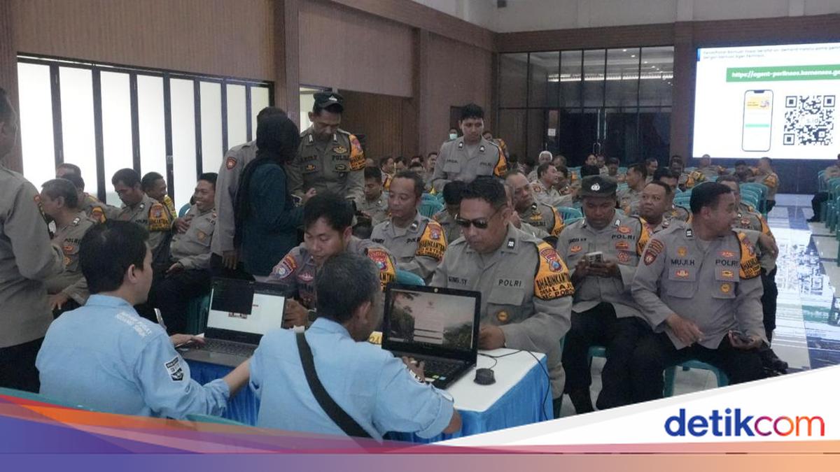Petugas kepolisian memberikan pembekalan mekanisme IKD kepada Bhabinkamtibmas di Sidoarjo