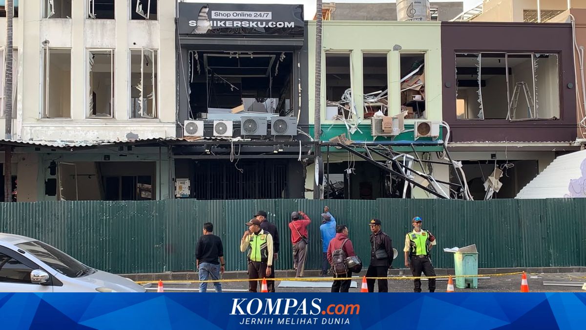 Petugas kepolisian mengamankan barang bukti dari lokasi ledakan ruko di Surabaya