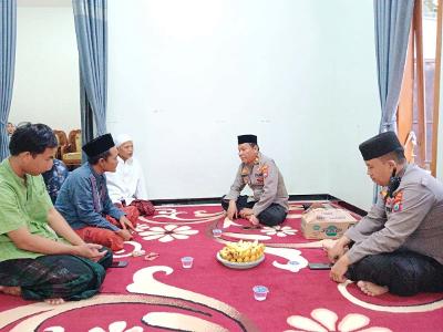 Petugas kepolisian saat mendatangi kediaman keluarga korban KM Virgo Transport 8 di Malang