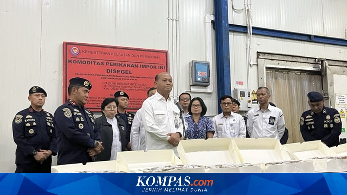 Petugas KKP menyegel udang impor di cold storage Lamongan