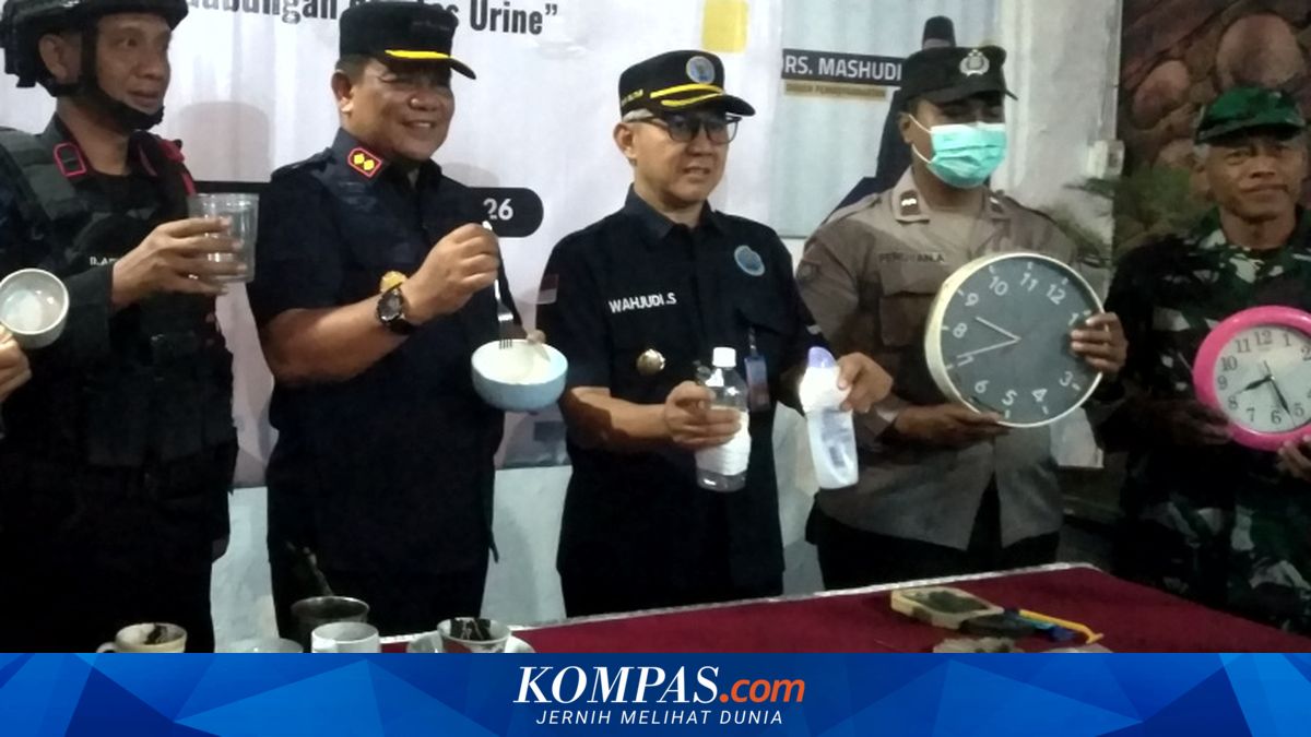 Petugas melakukan razia di dalam kamar Lapas Blitar
