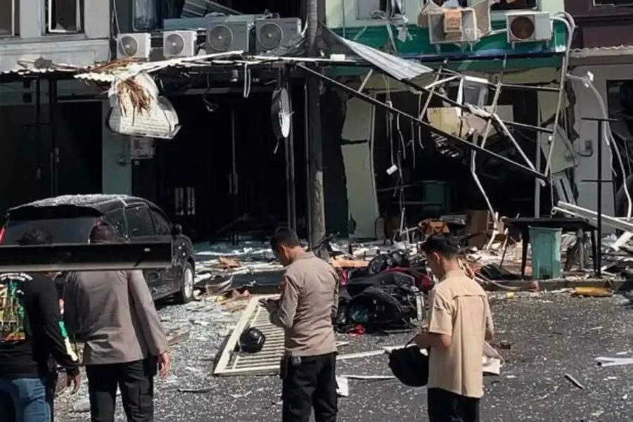 Petugas melakukan sterilisasi di lokasi ledakan ruko San Antonio Pakuwon City Surabaya