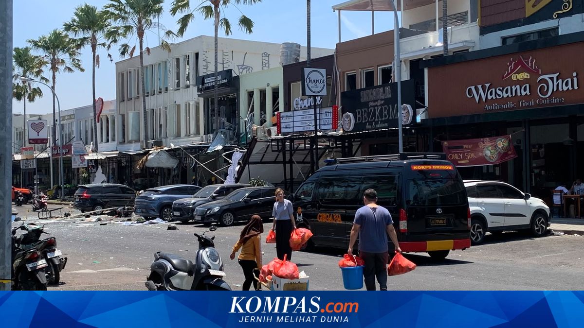 Petugas membersihkan pecahan kaca dan puing bangunan pasca ledakan di Pakuwon City Surabaya